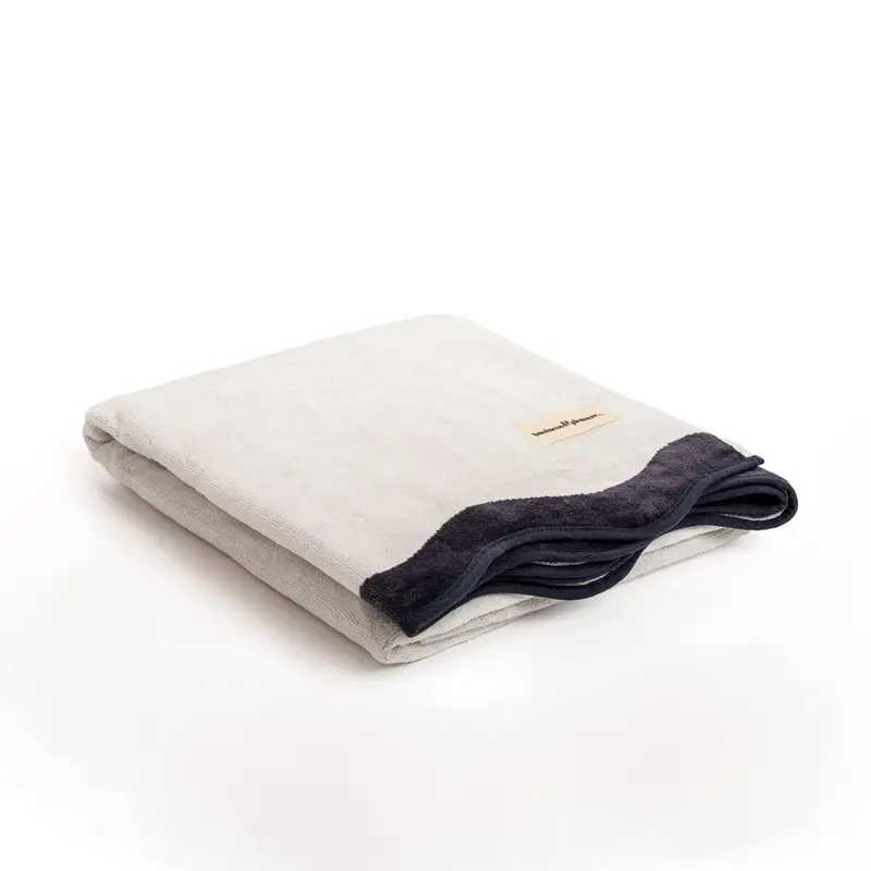 Large Beach Towel – Oversized Soft Fabric for Sand and Sun